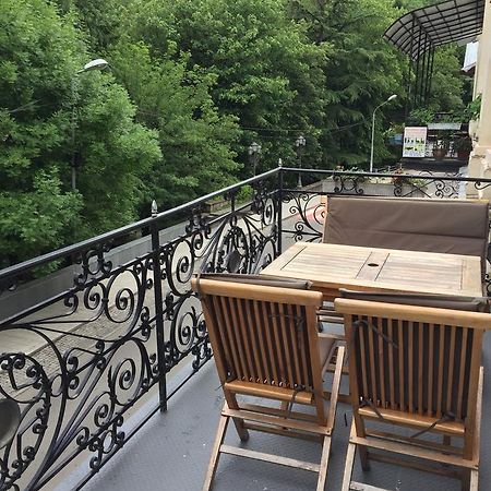 R And B Hotel Borjomi Bagian luar foto