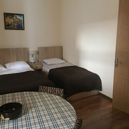 R And B Hotel Borjomi Bagian luar foto