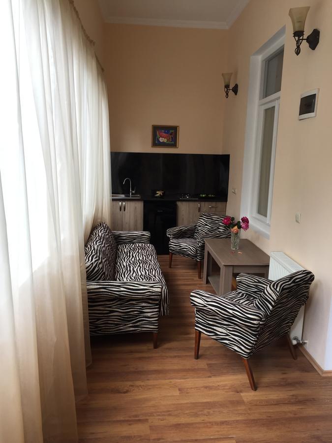 R And B Hotel Borjomi Bagian luar foto