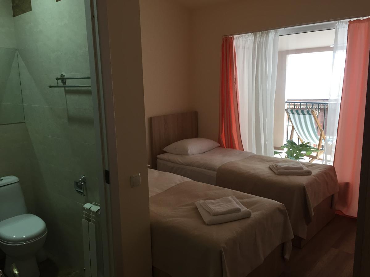 R And B Hotel Borjomi Bagian luar foto