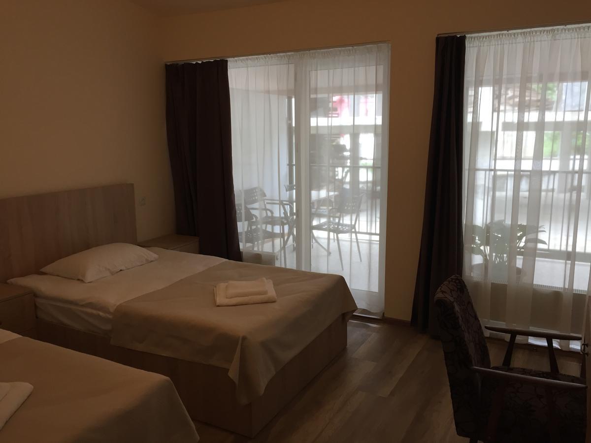 R And B Hotel Borjomi Bagian luar foto
