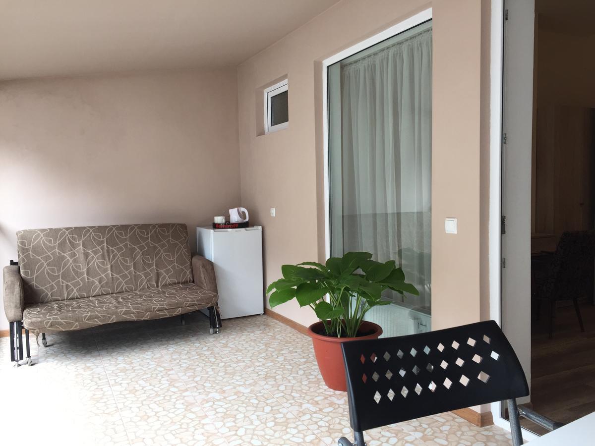 R And B Hotel Borjomi Bagian luar foto