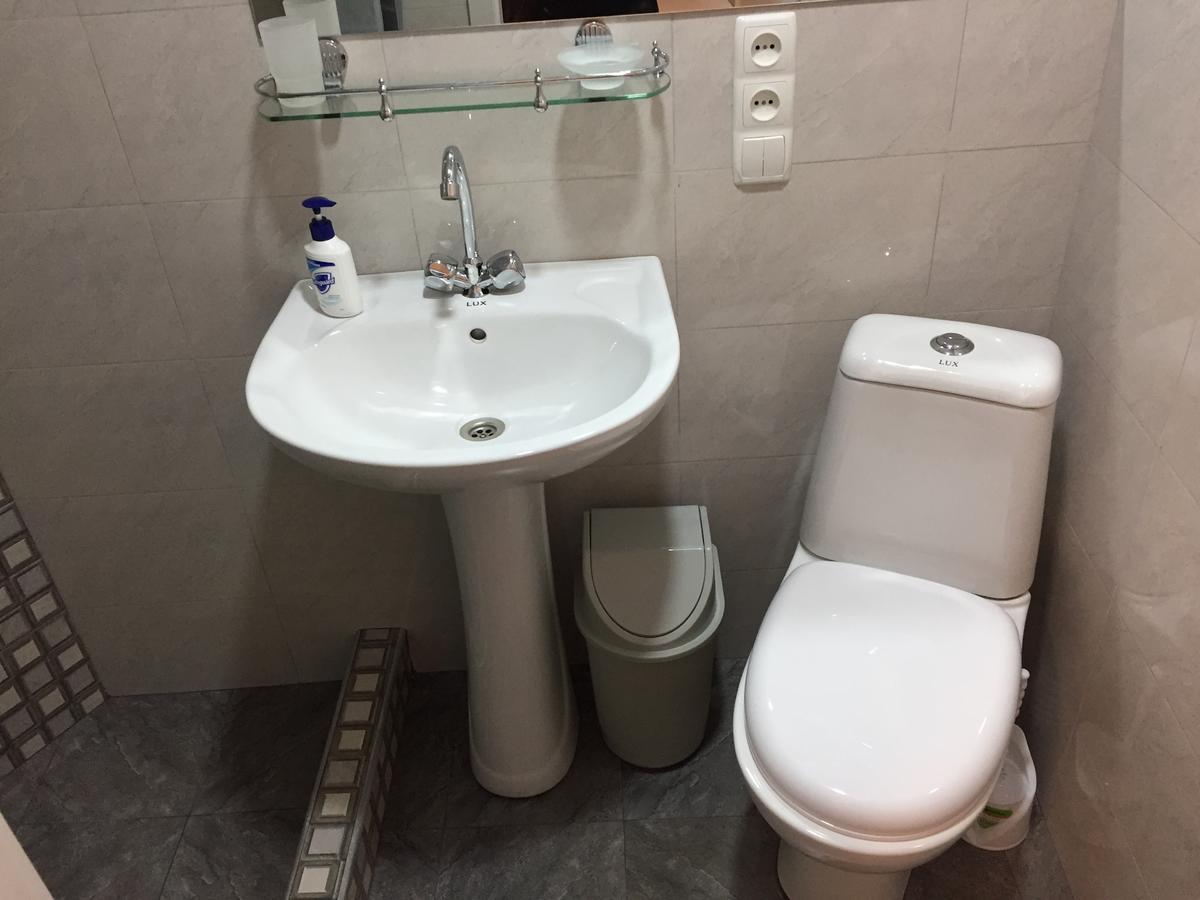 R And B Hotel Borjomi Bagian luar foto