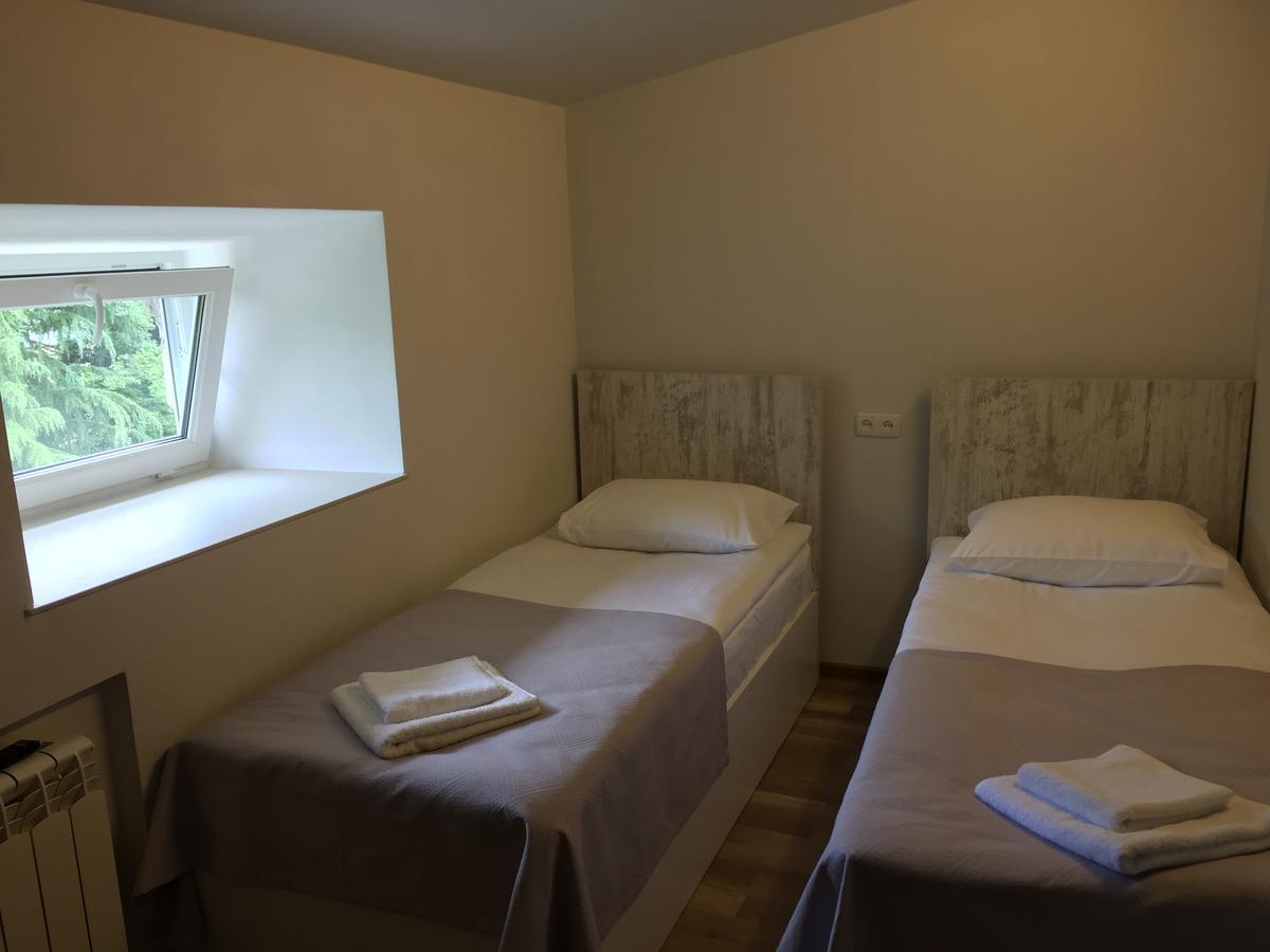 R And B Hotel Borjomi Bagian luar foto
