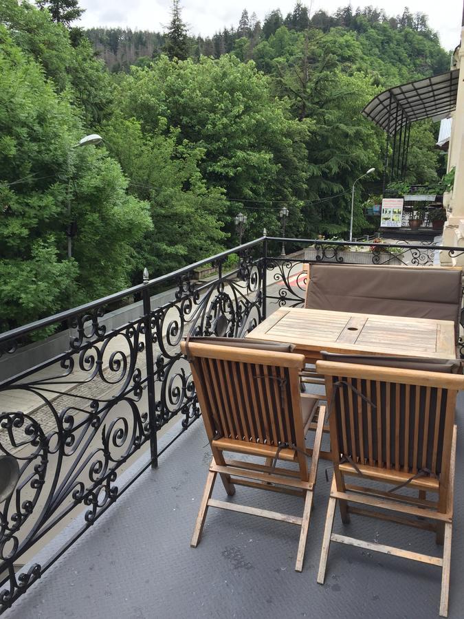 R And B Hotel Borjomi Bagian luar foto