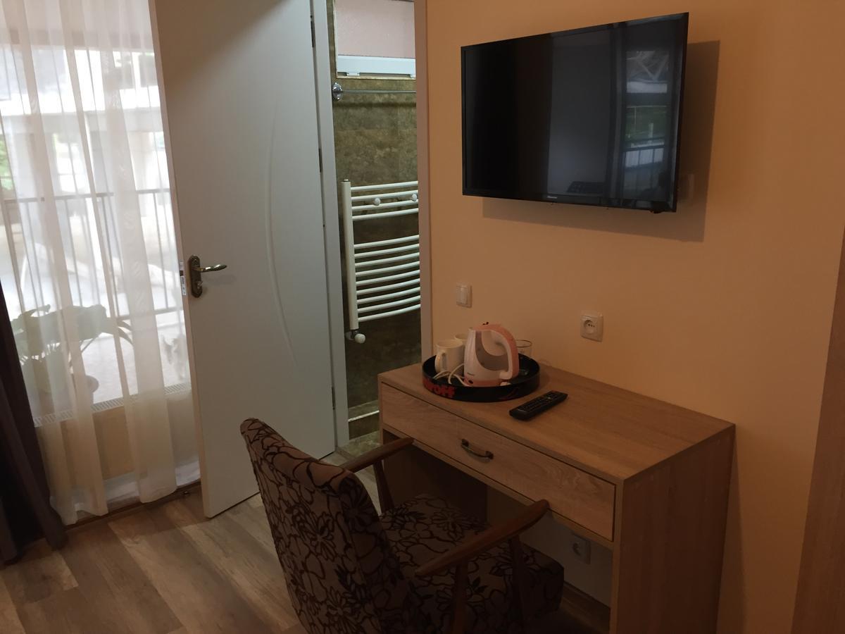R And B Hotel Borjomi Bagian luar foto