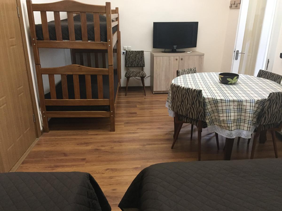 R And B Hotel Borjomi Bagian luar foto