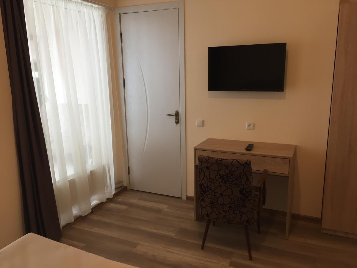 R And B Hotel Borjomi Bagian luar foto
