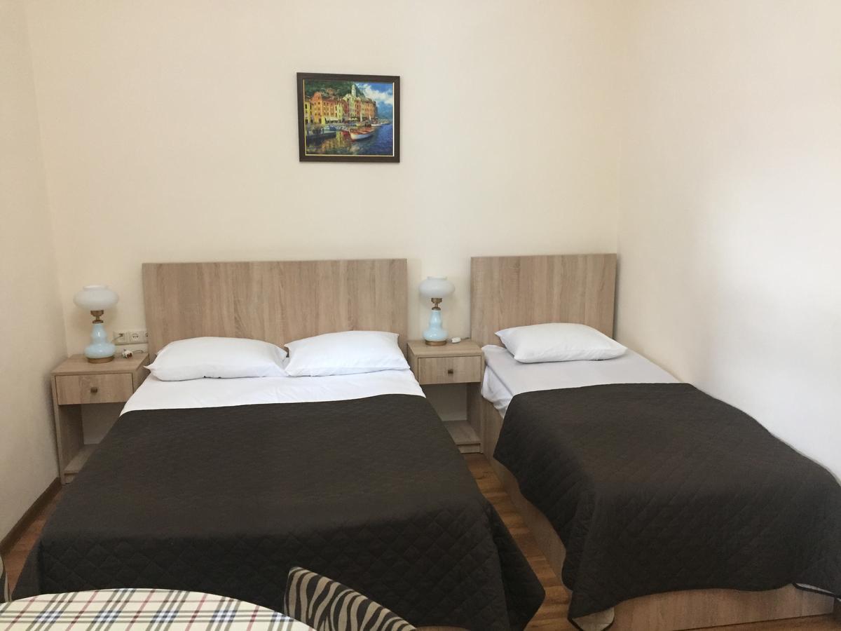 R And B Hotel Borjomi Bagian luar foto