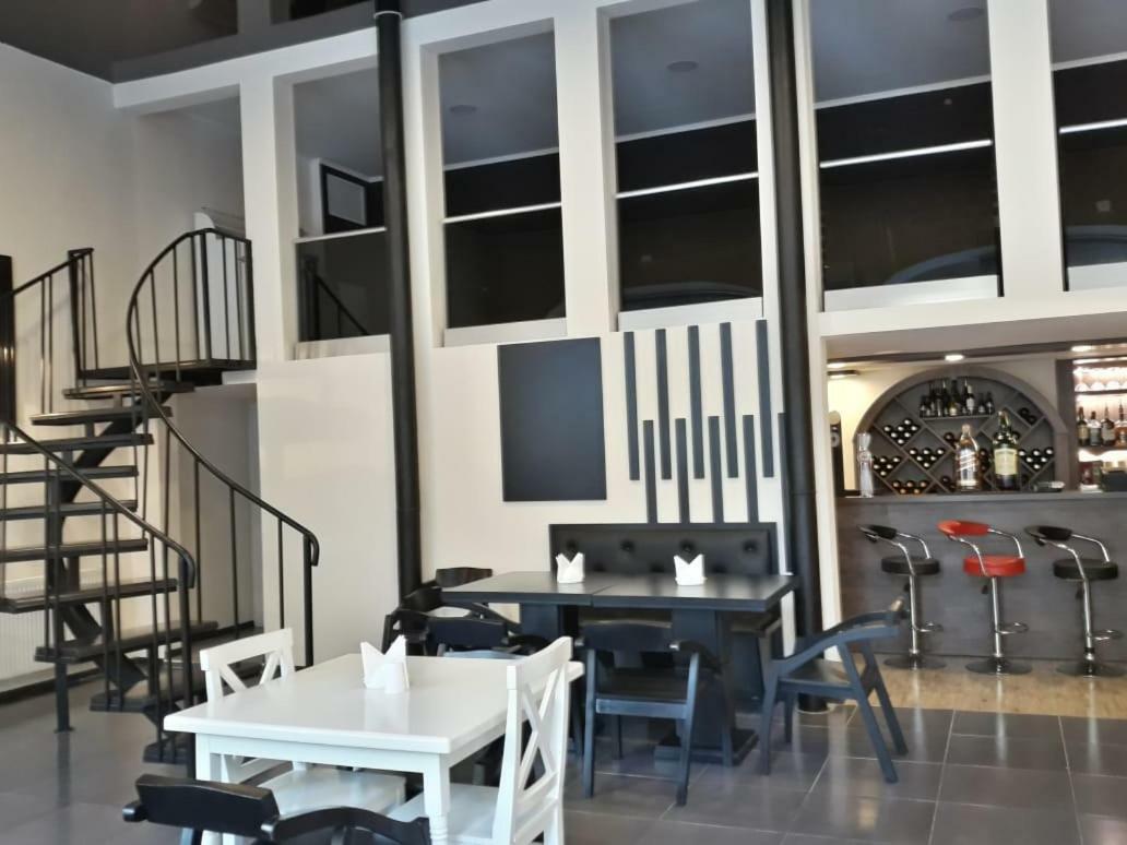 R And B Hotel Borjomi Bagian luar foto